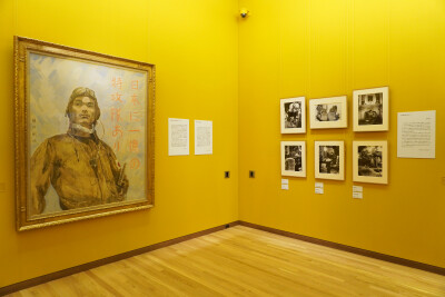 軽井沢安東美術館　展示室（中央）《勇敢なる神風特攻隊》1944頃、油彩・キャンバス（左）《群犬》1936頃、水彩、墨・紙（右）《佛印・河内、安南人町》1943、油彩・キャンバス