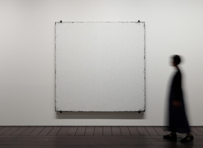 ロバート・ライマン《クレスト》1980年、石橋財団アーティゾン美術館　© Robert Ryman / Artists Rights Society (ARS) New York