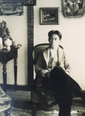 アトリエの小出楢󠄀重 1928年2月 画像提供:芦屋市美術博物館