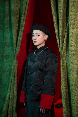 作家のポートレイト（左：阿部健太朗、右：吉岡紗希）2023年